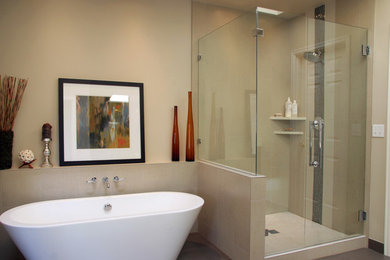 Foto de cuarto de baño principal actual con ducha esquinera y ducha con puerta con bisagras