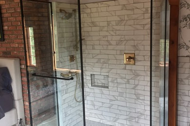 Réalisation d'une salle de bain minimaliste avec une douche d'angle et aucune cabine.