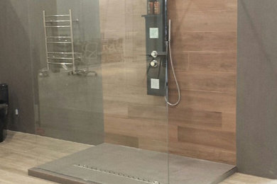 Modelo de cuarto de baño principal actual grande con ducha empotrada y suelo de madera clara