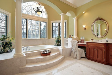 Idéer för ett stort klassiskt en-suite badrum, med luckor med infälld panel, skåp i mellenmörkt trä, en jacuzzi, beige kakel, travertin golv, ett undermonterad handfat och travertinkakel