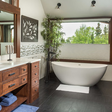 Custom Hillside Home Mater Suite and Tub