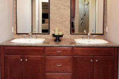 Cette image montre une salle de bain principale craftsman en bois brun avec un placard à porte shaker, une baignoire indépendante, une douche ouverte, un carrelage beige, un carrelage rouge, des carreaux en allumettes, un mur beige, un sol en carrelage de céramique et un plan de toilette en granite.