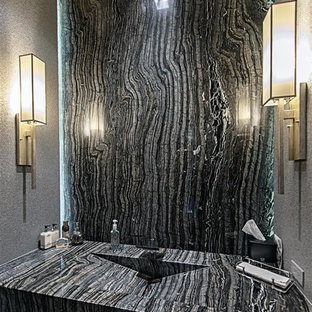 Ispirazione per una stanza da bagno con doccia minimalista di medie dimensioni con WC monopezzo, pistrelle in bianco e nero, lastra di pietra, pareti grigie, pavimento in gres porcellanato, lavabo integrato, top in zinco e pavimento grigio