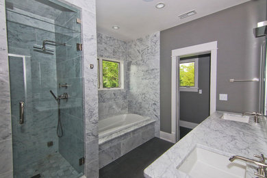 Modelo de cuarto de baño principal contemporáneo con bañera encastrada, ducha empotrada, sanitario de una pieza, baldosas y/o azulejos blancos, paredes blancas, lavabo integrado y ducha con puerta con bisagras