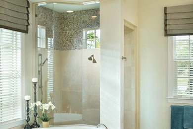 オーランドにある広いトラディショナルスタイルのおしゃれなマスターバスルーム (ドロップイン型浴槽、コーナー設置型シャワー、ベージュのタイル、茶色いタイル、グレーのタイル、磁器タイル、ベージュの壁、大理石の床) の写真