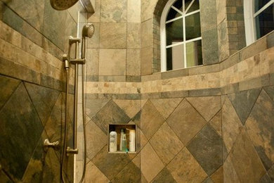 Ejemplo de cuarto de baño tradicional de tamaño medio con ducha esquinera, baldosas y/o azulejos beige, baldosas y/o azulejos de piedra, paredes beige, suelo de baldosas de porcelana y aseo y ducha