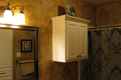 Exempel på ett mellanstort badrum med dusch, med ett nedsänkt handfat, luckor med upphöjd panel, vita skåp, marmorbänkskiva, en toalettstol med hel cisternkåpa och röda väggar
