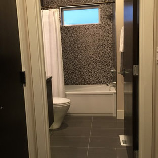 Ispirazione per una stanza da bagno minimal di medie dimensioni con ante lisce, ante in legno bruno, vasca ad alcova, vasca/doccia, WC monopezzo, pistrelle in bianco e nero, piastrelle di vetro, pareti beige, pavimento grigio e doccia con tenda