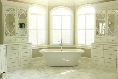 Imagen de cuarto de baño principal clásico grande con armarios estilo shaker, puertas de armario blancas y encimera de mármol