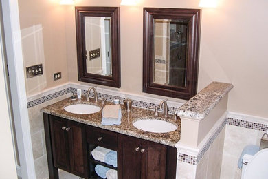 Imagen de cuarto de baño principal moderno con encimera de granito, bañera encastrada, ducha abierta y baldosas y/o azulejos beige
