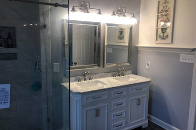 ワシントンD.C.にあるお手頃価格の中くらいなコンテンポラリースタイルのおしゃれな浴室の写真