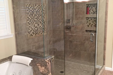 Imagen de cuarto de baño clásico con ducha con puerta con bisagras