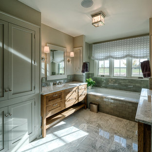 Idee per una stanza da bagno padronale country di medie dimensioni con lavabo da incasso, ante in stile shaker, top in granito, vasca da incasso, WC a due pezzi, piastrelle verdi, piastrelle di vetro, pareti beige e ante in legno scuro
