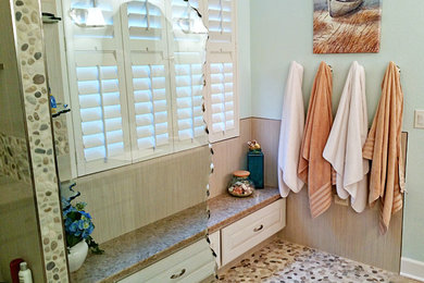 サクラメントにあるお手頃価格の中くらいなエクレクティックスタイルのおしゃれな浴室 (人工大理石カウンター) の写真