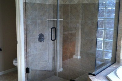Modelo de cuarto de baño principal actual grande con ducha esquinera