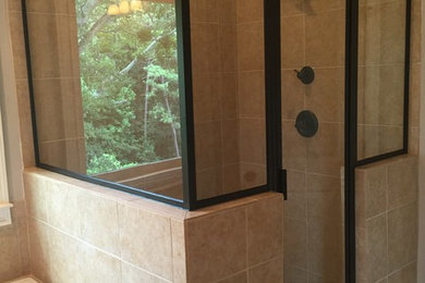 アトランタにある中くらいなトラディショナルスタイルのおしゃれなマスターバスルーム (ドロップイン型浴槽、コーナー設置型シャワー、ベージュの壁、セラミックタイルの床、ベージュの床、開き戸のシャワー) の写真