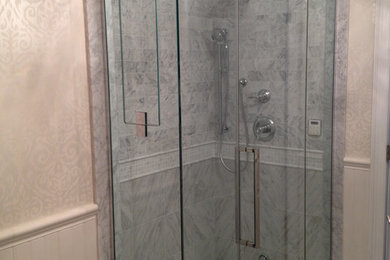 Modelo de cuarto de baño principal moderno de tamaño medio con ducha empotrada