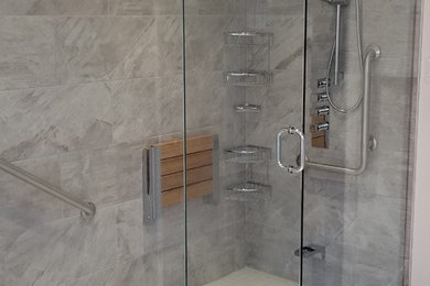 Ejemplo de cuarto de baño minimalista grande con baldosas y/o azulejos grises, baldosas y/o azulejos de porcelana, suelo con mosaicos de baldosas y suelo beige