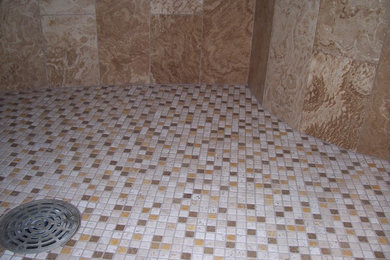 フェニックスにある小さなおしゃれなマスターバスルーム (アルコーブ型シャワー、ベージュのタイル、セラミックタイル) の写真