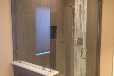 Foto de cuarto de baño minimalista con bañera exenta, ducha esquinera, baldosas y/o azulejos marrones y paredes marrones