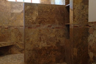 ポートランドにある高級な広い地中海スタイルのおしゃれなマスターバスルーム (オープン型シャワー、マルチカラーのタイル、石タイル、トラバーチンの床) の写真