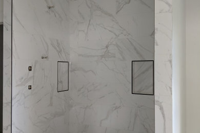 Ejemplo de cuarto de baño principal y a medida contemporáneo de tamaño medio con ducha empotrada, baldosas y/o azulejos blancas y negros y baldosas y/o azulejos de cerámica