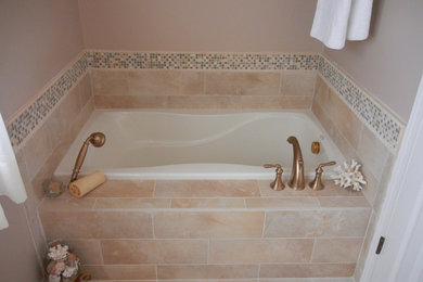 アトランタにあるトラディショナルスタイルのおしゃれな浴室 (ベージュのタイル、アルコーブ型シャワー) の写真