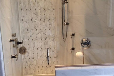 シカゴにある高級な中くらいなトラディショナルスタイルのおしゃれなバスルーム (浴槽なし) (オープン型シャワー、白いタイル、石タイル、白い壁、磁器タイルの床、白い床、開き戸のシャワー) の写真