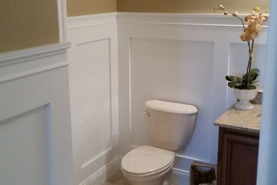 Diseño de cuarto de baño minimalista de tamaño medio con puertas de armario de madera en tonos medios, paredes amarillas y armarios con paneles empotrados