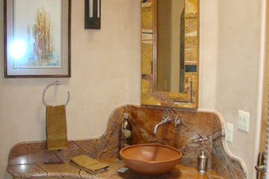 Inredning av ett klassiskt litet badrum, med marmorbänkskiva, beige kakel, stenkakel, beige väggar och klinkergolv i porslin