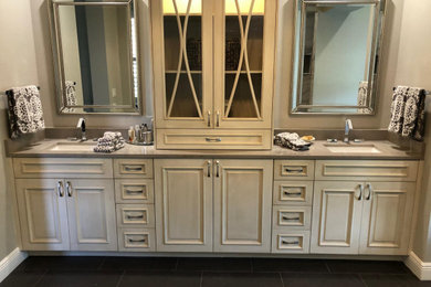 Ejemplo de cuarto de baño principal, doble y a medida grande con armarios tipo mueble, puertas de armario beige, encimera de cuarzo compacto y encimeras grises