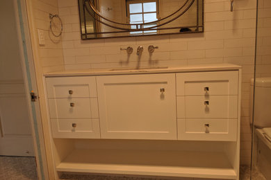 ブリスベンにあるお手頃価格の小さなトラディショナルスタイルのおしゃれなバスルーム (浴槽なし) (シェーカースタイル扉のキャビネット、白いキャビネット、白いタイル、クオーツストーンの洗面台、白い洗面カウンター) の写真