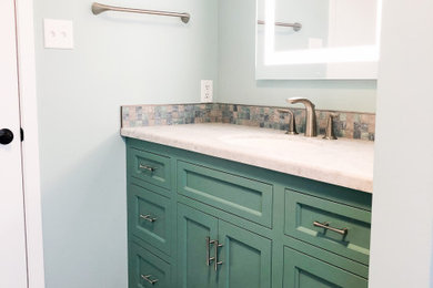 Diseño de cuarto de baño único y a medida clásico renovado pequeño con armarios con paneles empotrados, puertas de armario azules y paredes azules