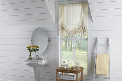 他の地域にある広いトランジショナルスタイルのおしゃれなバスルーム (浴槽なし) (淡色無垢フローリング、家具調キャビネット、白い壁、ペデスタルシンク) の写真