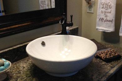 バーミングハムにあるトランジショナルスタイルのおしゃれな浴室 (ベッセル式洗面器、御影石の洗面台) の写真