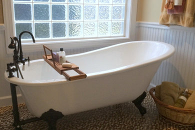 Modelo de cuarto de baño principal actual con bañera con patas