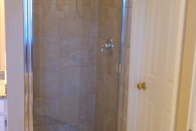 Imagen de cuarto de baño clásico renovado con ducha empotrada, baldosas y/o azulejos de cerámica y suelo de baldosas de cerámica