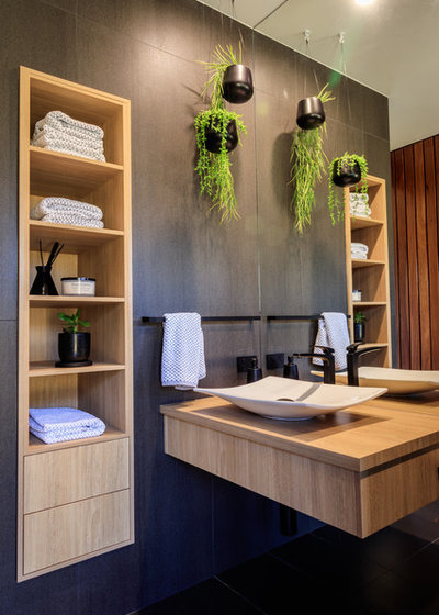 コンテンポラリー 浴室 by Dall Designer Homes