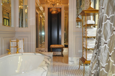 Imagen de cuarto de baño contemporáneo con bañera encastrada sin remate, losas de piedra y suelo de mármol