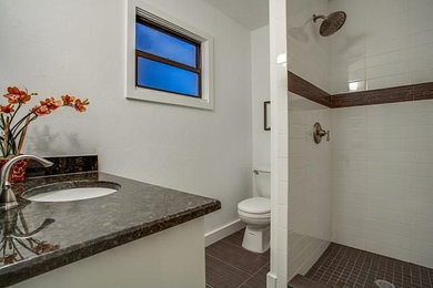Imagen de cuarto de baño moderno con lavabo bajoencimera