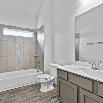 Dallas, Texas | Riverset - Premier Oleander Secondary Bathroom