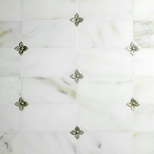 Esempio di una stanza da bagno chic con piastrelle in metallo