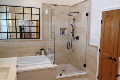 Свежая идея для дизайна: главная ванная комната среднего размера в стиле неоклассика (современная классика) с фасадами в стиле шейкер, белыми фасадами, накладной ванной, угловым душем, бежевой плиткой, плиткой мозаикой, белыми стенами, полом из керамогранита, врезной раковиной, бежевым полом, душем с распашными дверями и бежевой столешницей - отличное фото интерьера