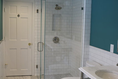 На фото: ванная комната среднего размера в стиле неоклассика (современная классика) с открытыми фасадами, угловым душем, унитазом-моноблоком, белой плиткой, керамической плиткой, зелеными стенами, мраморным полом, душевой кабиной, врезной раковиной, столешницей из искусственного кварца, белым полом, душем с распашными дверями и белой столешницей