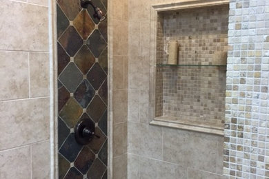 Foto de cuarto de baño principal tradicional renovado de tamaño medio con ducha esquinera y paredes beige