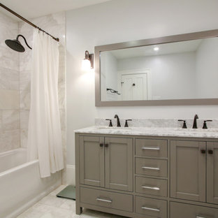 Foto di una piccola stanza da bagno padronale classica con ante in stile shaker, ante grigie, vasca ad alcova, vasca/doccia, piastrelle bianche, piastrelle in metallo, pareti bianche, pavimento in marmo, lavabo sottopiano, top in marmo, pavimento bianco, doccia con tenda e top bianco