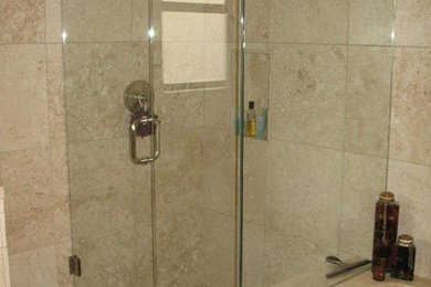 Imagen de cuarto de baño principal moderno de tamaño medio con puertas de armario de madera en tonos medios, encimera de granito, bañera encastrada, ducha esquinera, paredes grises y suelo de madera oscura