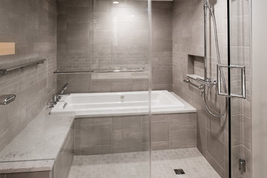Ejemplo de cuarto de baño principal grande con bañera encastrada, baldosas y/o azulejos beige, paredes beige y suelo beige