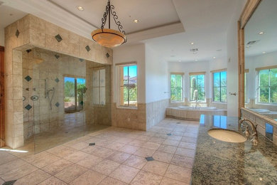 フェニックスにあるサンタフェスタイルのおしゃれな浴室の写真