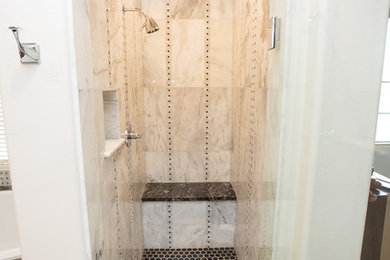 Aménagement d'une douche en alcôve principale classique de taille moyenne avec un placard avec porte à panneau surélevé, des portes de placard grises, une baignoire encastrée, WC à poser, un carrelage noir et blanc, du carrelage en marbre, un mur beige, un sol en marbre, un lavabo encastré, un plan de toilette en granite, un sol blanc et une cabine de douche à porte battante.